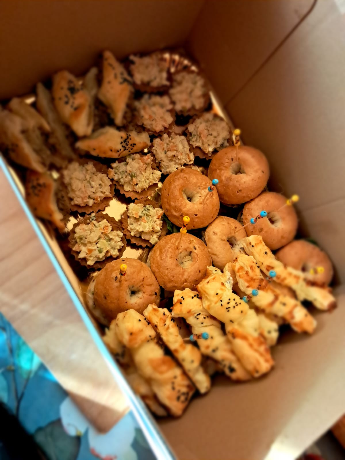 Zestaw przekąsek na imprezę: tartaletki z sałatką, mini bajgle i paluchy serowe – catering BC Mobile Chef
