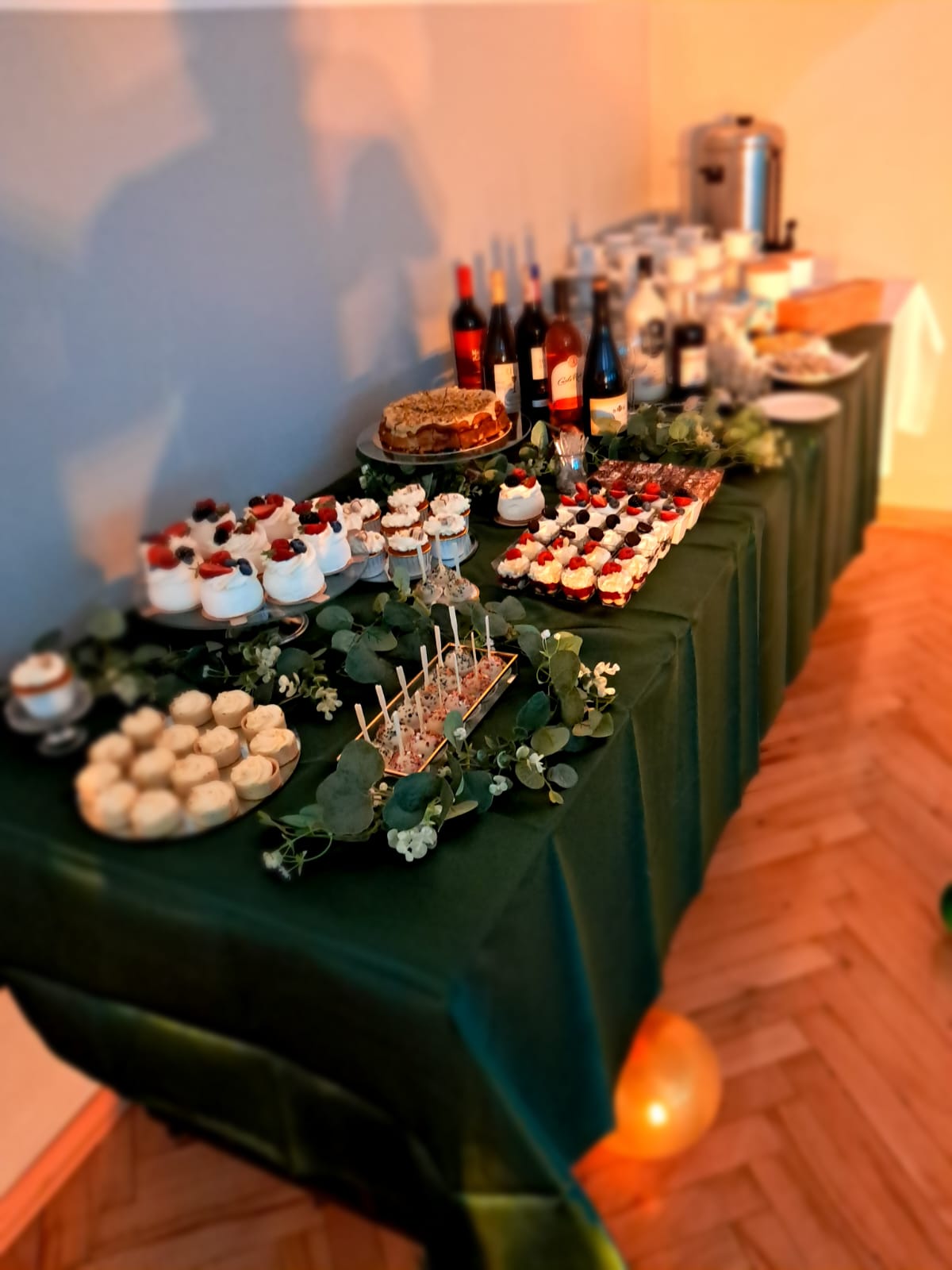 Słodki stół z mini bezami Pavlova, babeczkami i winem – elegancki catering deserowy BC Mobile Chef