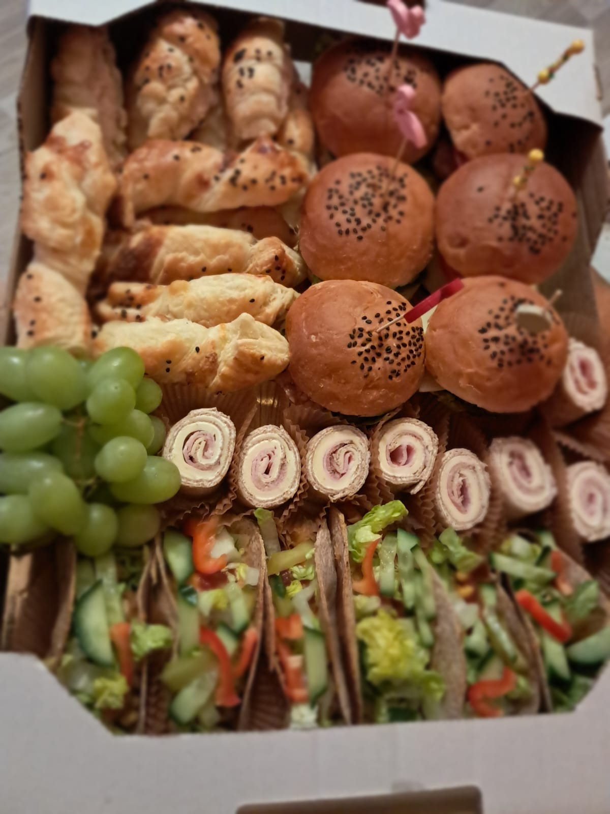 Box cateringowy finger food: mini tacos, roladki z tortilli i burgery – catering BC Mobile Chef