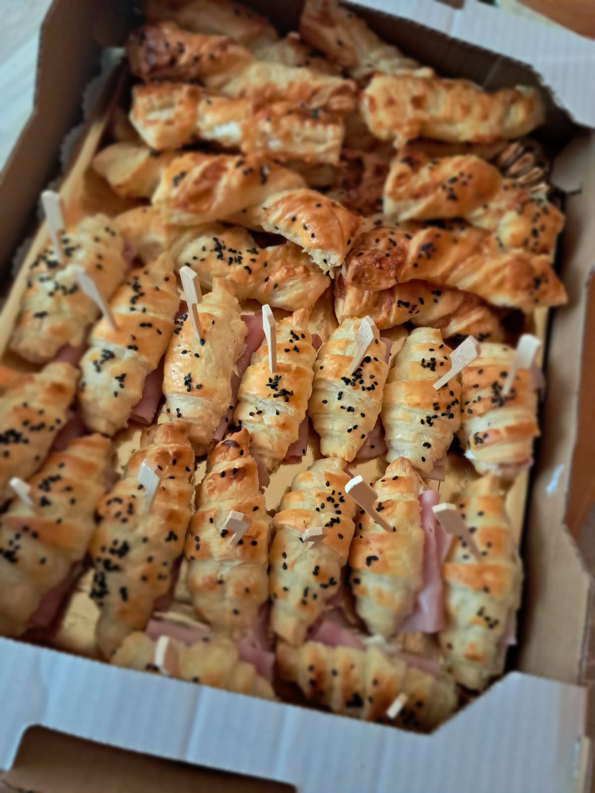 Box cateringowy finger food: wytrawne rogaliki z szynką i paluchy francuskie – catering BC Mobile Chef
