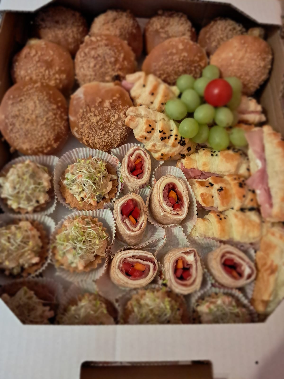 Box z przekąskami finger food: mini bułeczki, tartaletki, roladki z tortilli i rogaliki – catering BC Mobile Chef