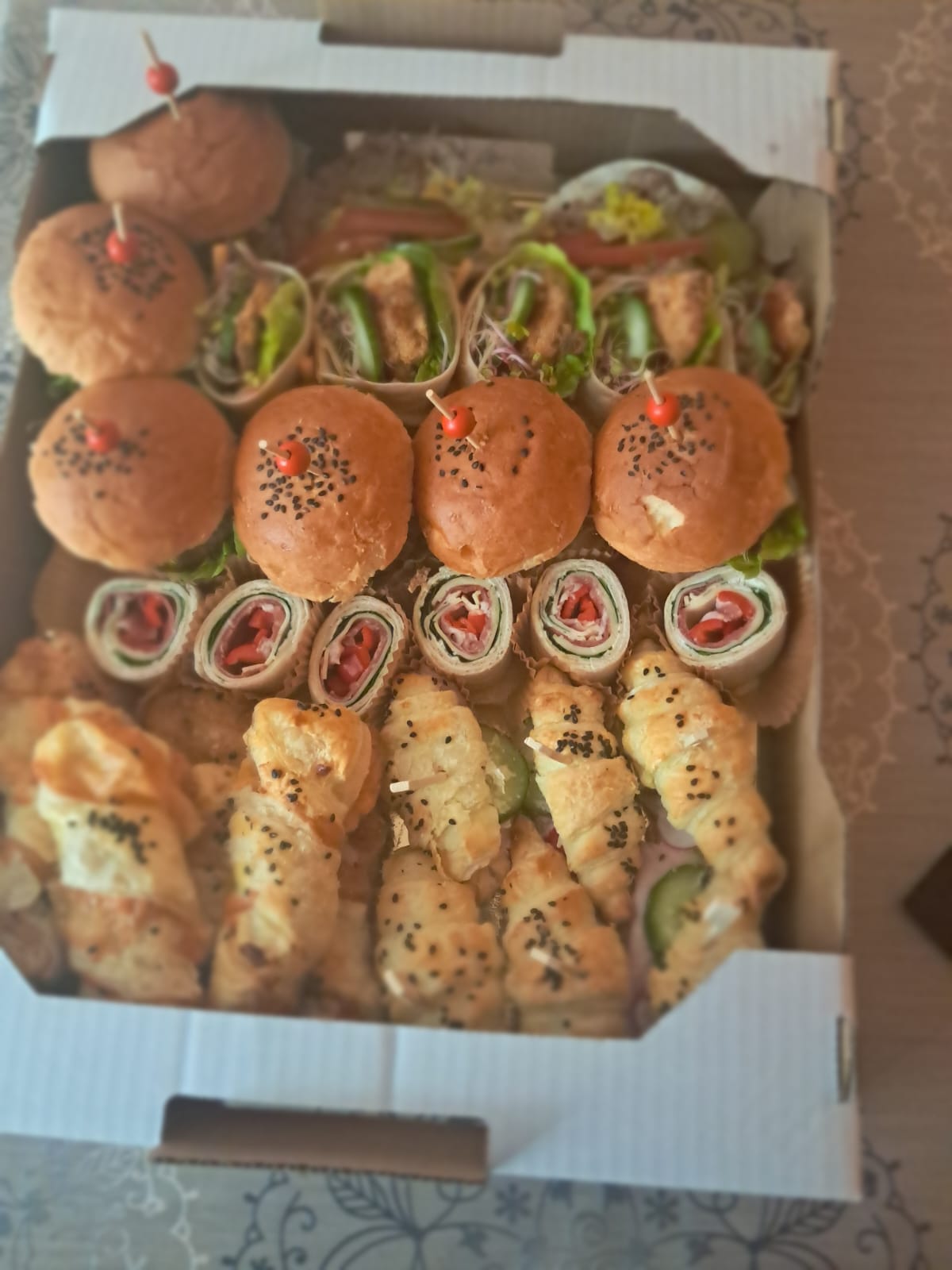 Box cateringowy z mini burgerami, roladkami z tortilli i słonymi rogalikami – przekąski finger food BC Mobile Chef