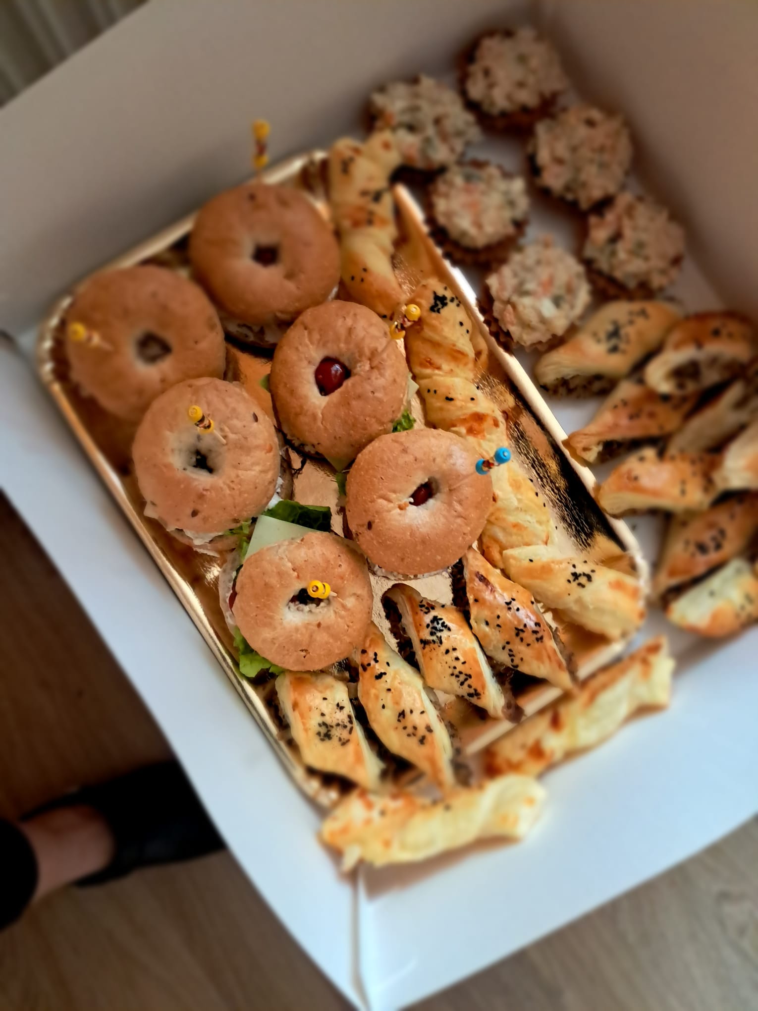 Box cateringowy finger food, mini bajgle, tartaletki i słone wypieki – catering na eventy BC Mobile Chef