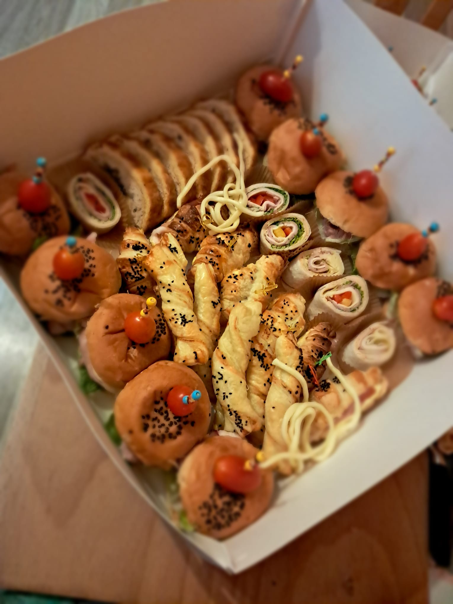 Box cateringowy finger food: mini burgery, paluchy serowe i roladki z tortilli – catering BC Mobile Chef