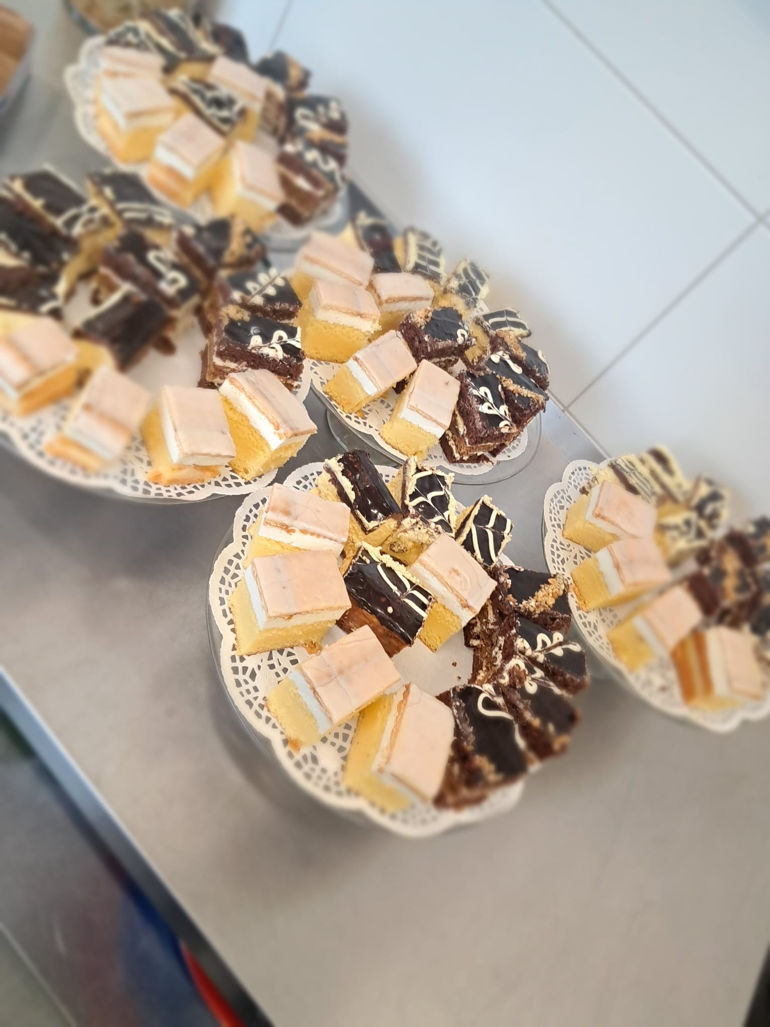 Patery z ciastem i deserami na imprezę – słodki stół catering BC Mobile Chef