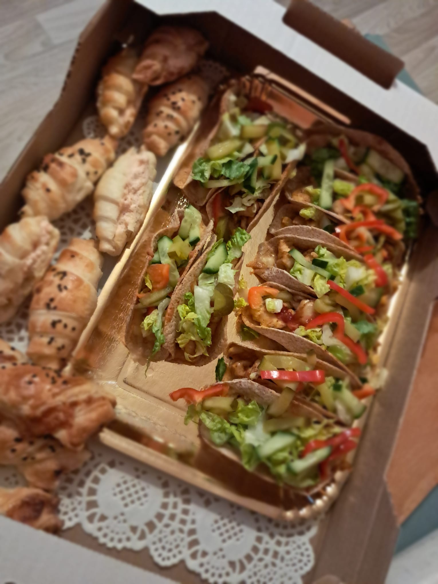 Przekąski finger food mini tacos i nadziewane rogaliki – catering na imprezę BC Mobile Chef