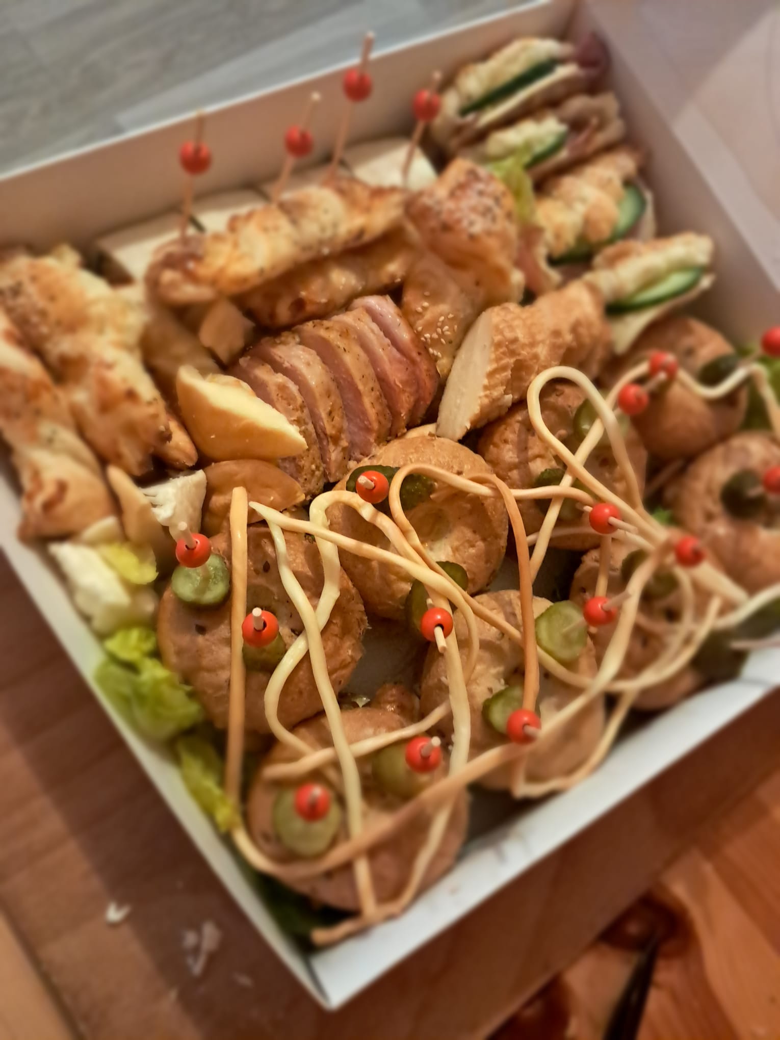 Box z przekąskami finger food, mini bajgle i wrapy – mobilny catering BC Mobile Chef