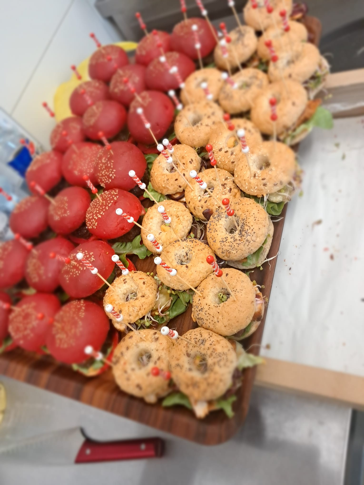 Mini burgery i bajgle cateringowe na desce – kolorowa, elegancka przekąska finger food od BCMobileChef, idealna na bankiety, eventy firmowe i prywatne przyjęcia.