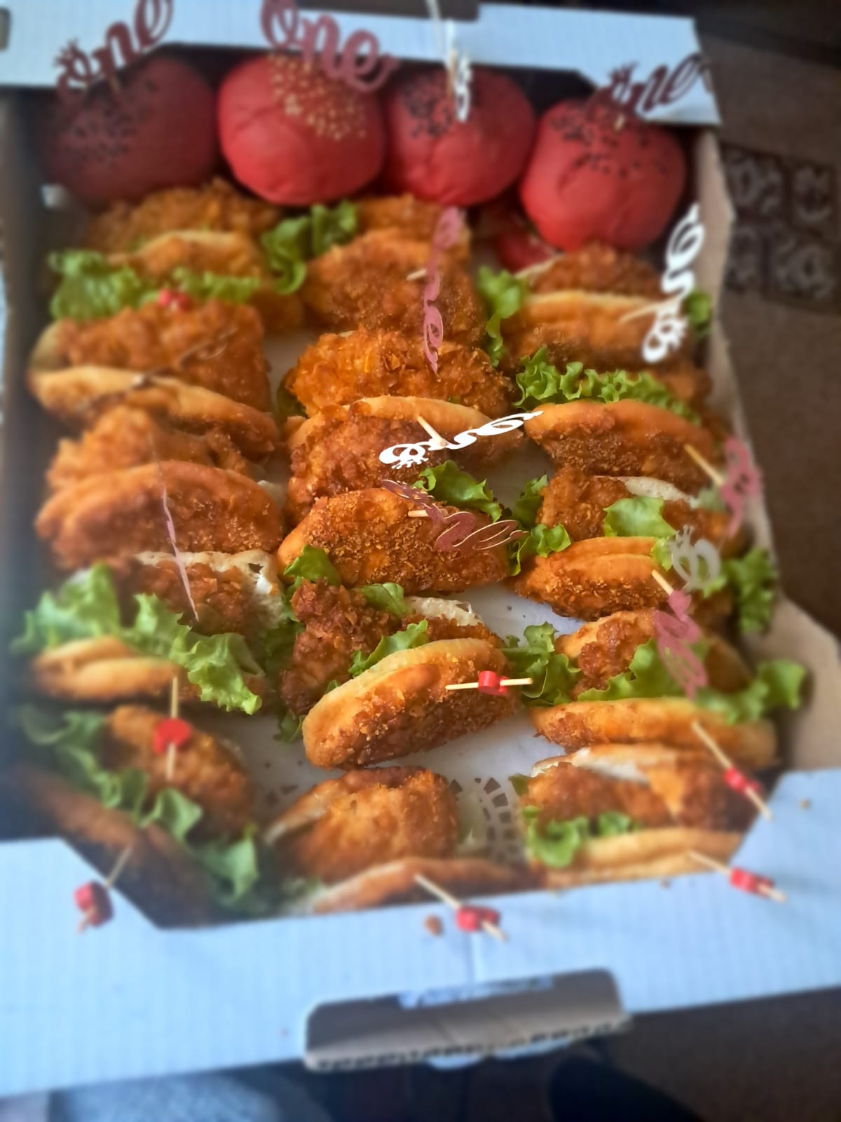 Box cateringowy: mini burgery z kurczakiem w panierce i czerwone bułeczki – przekąski BC Mobile Chef