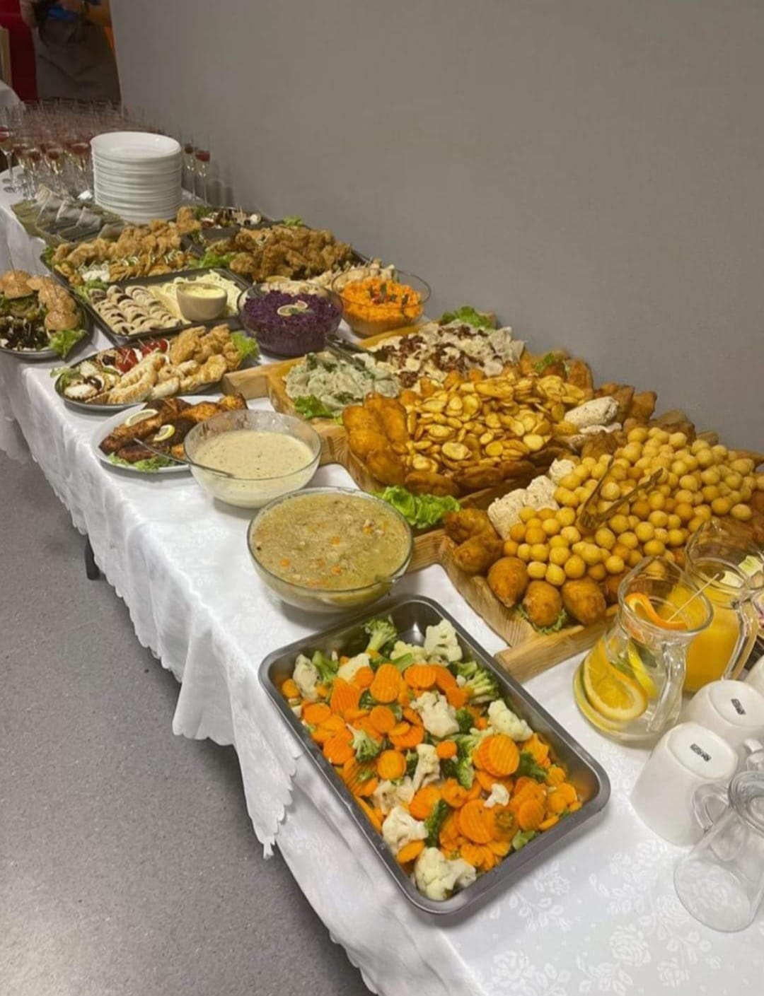 Pełny stół cateringowy: dania gorące, sałatki i przekąski na imprezę – catering BC Mobile Chef