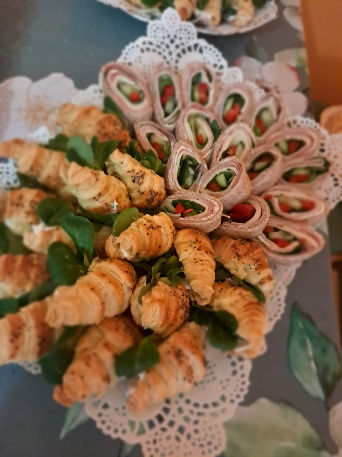 Patera przekąsek: mini rogaliki wytrawne i kolorowe roladki z tortilli – catering BC Mobile Chef